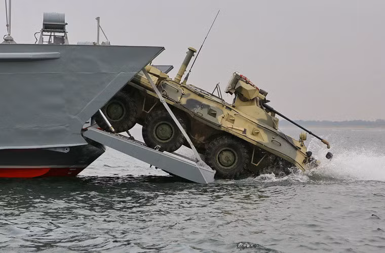 Ảnh: Xe bọc thép BTR-82A của Hải quân đánh bộ Nga lao xuống nước từ tàu đổ bộ Dyugon.