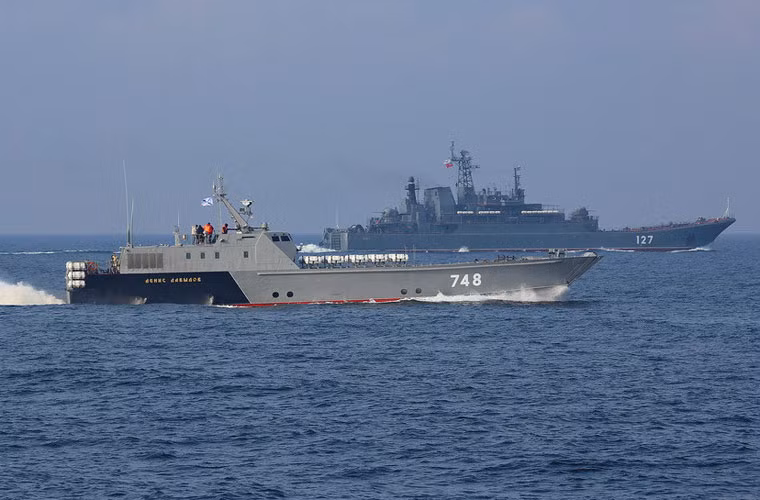  Tàu đổ bộ cỡ nhỏ Dyugon được thiết kế để có thể các phương tiện cơ giới, hàng hóa, binh lính phục vụ các chiến dịch đổ bộ đánh chiếm đảo, bờ biển. Việc sở hữu tàu “há mồm” (cách gọi với tàu đổ bộ có cửa mũi mở ra) hiện đại Dyugon cho phép Hải quân Đánh bộ Việt Nam tăng cường đáng kể sức mạnh bảo vệ vững chắc biển, đảo Tổ quốc.