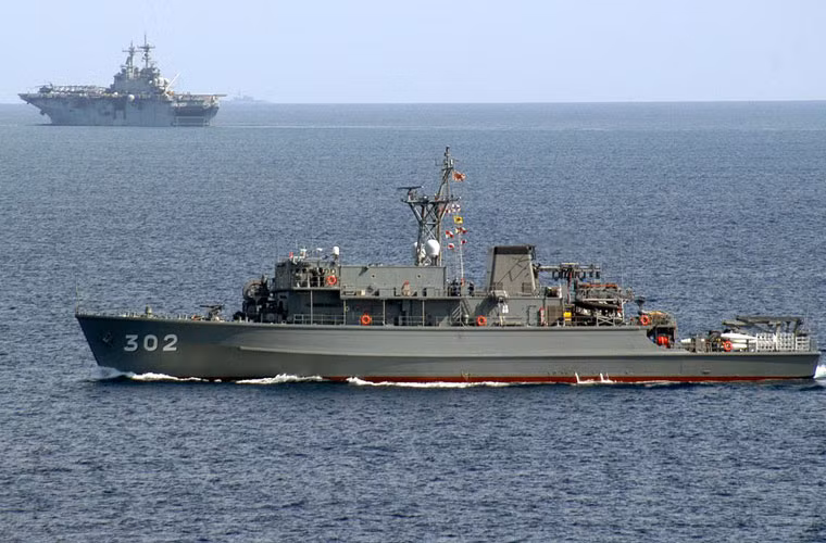 Lớp tàu quét mìn Awaji được dự định là sẽ thay thế lớp tàu Yaeyama (ba chiếc) được chế tạo từ đầu những năm 1990 với lớp vỏ bằng gỗ. Lớp tàu này có lượng giãn nước 1.250 tấn, dài 67m.