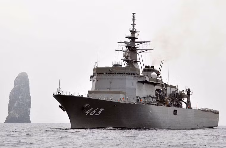 Hiện JMSDF có trong biên chế 27 tàu quét mìn các loại, trong đó có hai chiếc lớn nhất thuộc lớp Uraga có lượng giãn nước lên tới hơn 5.000 tấn.