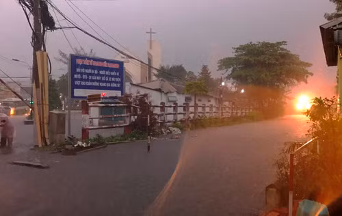 Thoi khac tau hoa lao den vung ngap nuoc nhieu nguoi qua lai-Hinh-3