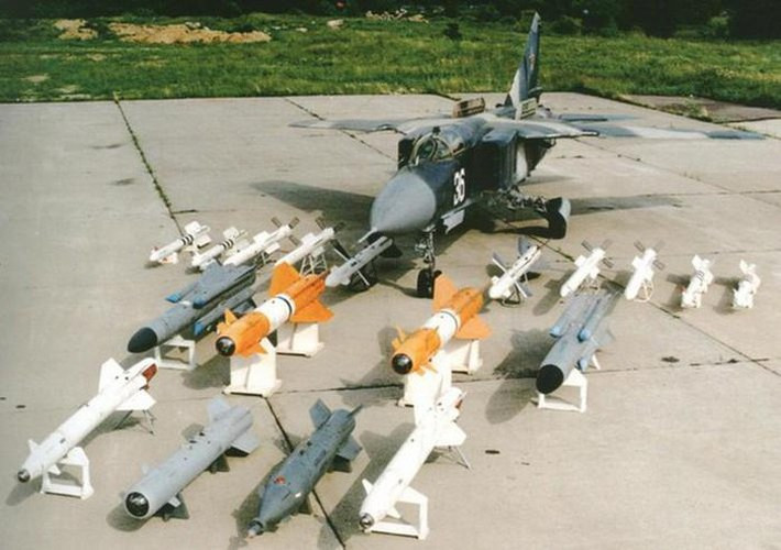 Máy bay được thiết kế với chiều dài: 16.70 m; sải cánh xòe 13.97 m; chiều cao: 4.82 m.