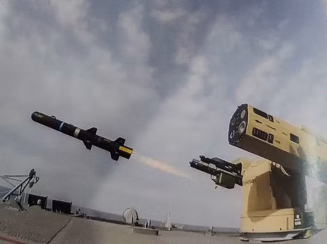 L-UMTAS có chiều dài 175cm, đường kính 160mm, trọng lượng 37,5kg.