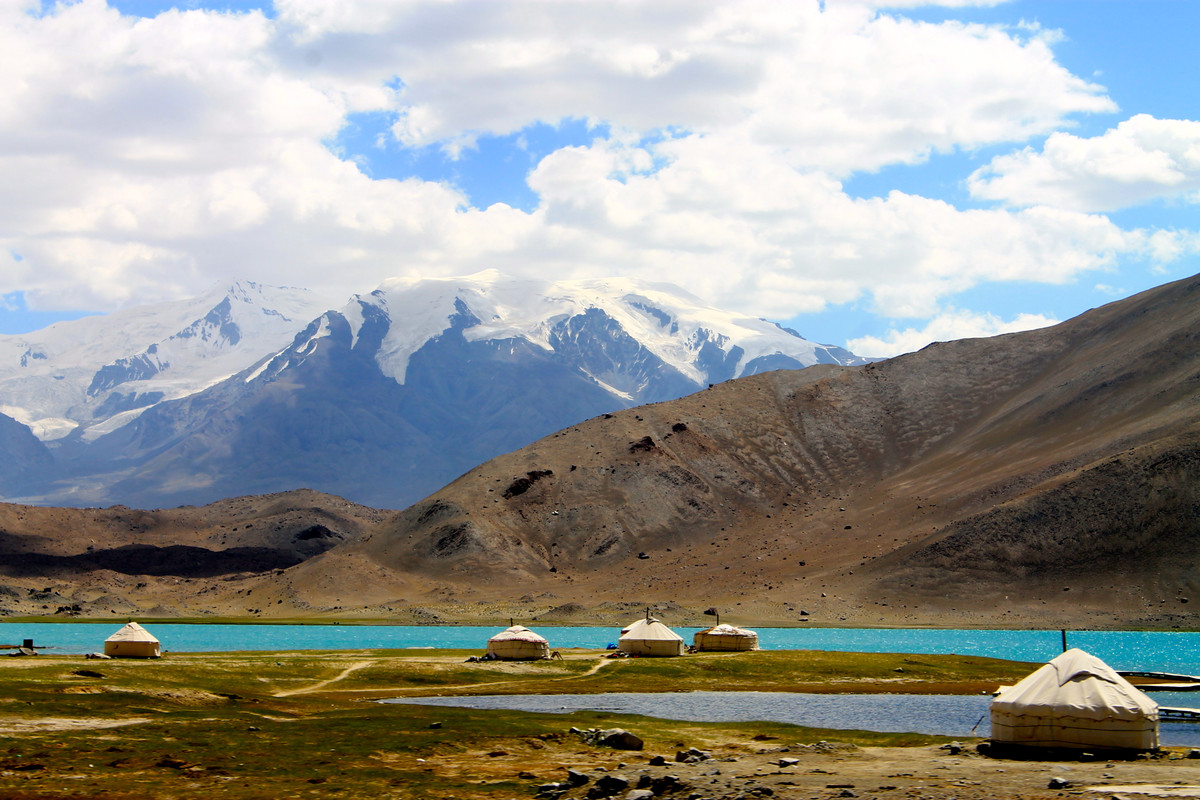 Thêm nữa, hồ Karakul có thêm hàm lượng muối lớn từ các mỏ muối lân cận. Chính độ mặn rất lớn của nước hồ khiến nhiều tàu thuyền bị lật.