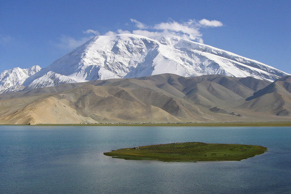 Theo các chuyên gia, nước trong hồ Karakul không có lối thoát ra bên ngoài nên chỉ có thể tự bốc hơi. Theo thời gian, lượng muối lắng đọng ngày bên trong hồ Karakul ngày càng nhiều.