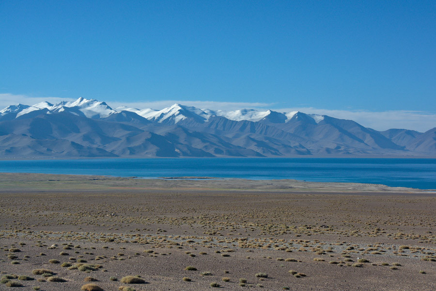 Nước mưa và lượng nước ngầm dần dần tích tụ trong lòng hố. Trải qua nhiều thế kỷ, hồ Karakul có diện mạo như ngày nay.