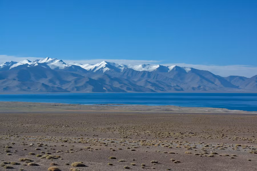 Nước mưa và lượng nước ngầm dần dần tích tụ trong lòng hố. Trải qua nhiều thế kỷ, hồ Karakul có diện mạo như ngày nay.