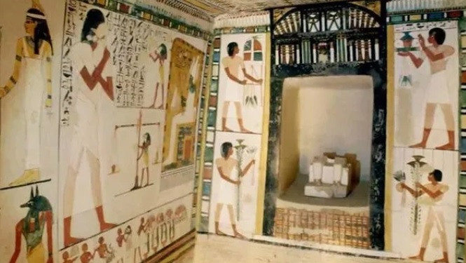 Cụ thể, bên trong nơi an nghỉ ngàn thu của pharaoh Menna có một tấm bia mộ còn gần như nguyên vẹn. Cổ vật này có khắc nội dung về việc ông hoàng Ai Cập này được coi là thư ký của Thần Amun. Không những vậy, pharaoh Menna có thể nhìn thấy vùng đất của các vị thần.