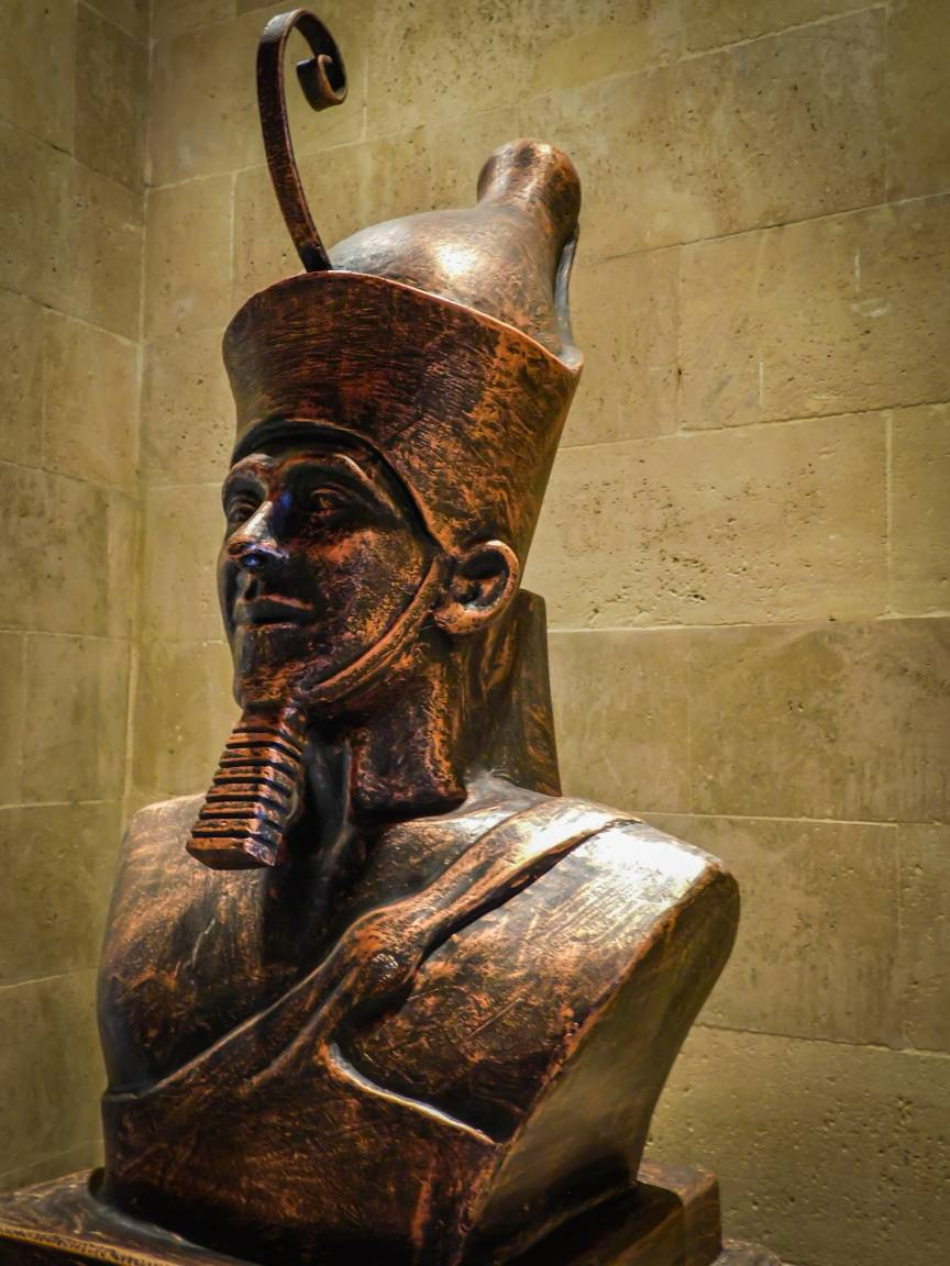 Menna hay còn gọi Menes, Meni là pharaoh Ai Cập đầu tiên sau khi thống nhất Thượng và Hạ Ai Cập. Không những vậy, ông hoàng này còn ghi dấu ấn với việc chuyển hướng sông Nile ở Hạ Ai Cập để cuộc sống của người dân tốt hơn.