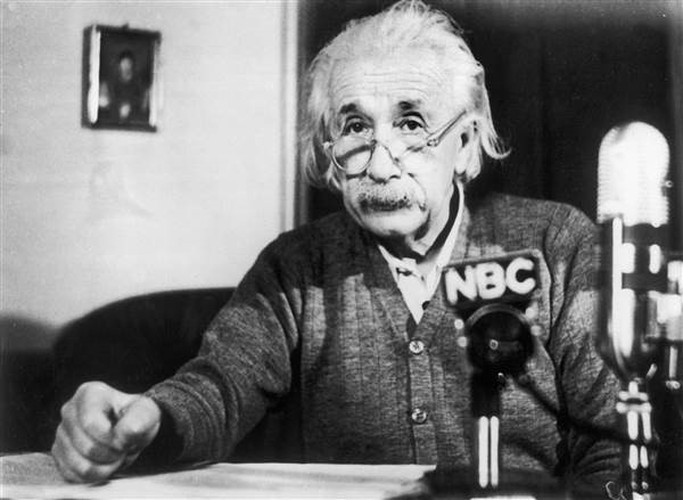 Khi nghe tin Mỹ sử dụng vũ khí hạt nhân ở Nhật Bản, Einstein hối hận vì đã gửi lá thư cảnh báo trên. Ông ân hận vì nếu biết người Đức không thành công trong việc phát triển bom nguyên tử thì sẽ không làm gì cả. Khi ấy, vũ khí hủy diệt này sẽ không có mặt trên Trái đất.