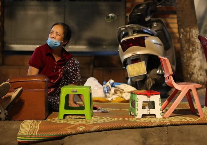 Người dân mang cả chiếu ra để nằm nghỉ qua đêm. Thành phần CĐV có nhiều lứa tuổi (Ảnh: Anh Thư)