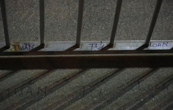 Ngoài xếp ghế giữ chỗ, nhiều người còn viết tên lên nền đường nhựa, hàng rào sắt,... mong giữ được chỗ (Ảnh: Anh Thư)