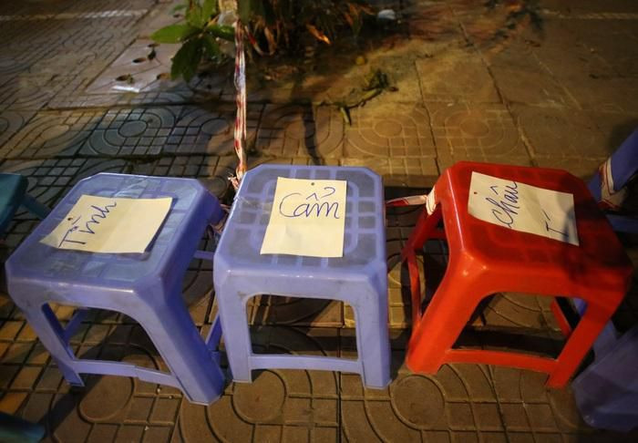 Dán tên lên ghế nhựa, nhờ người khác trông hộ khi phải đi vệ sinh (Ảnh: Anh Thư)