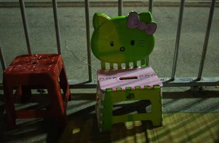 Mỗi CĐV được nhận 1 vé mời không bao gồm trẻ em. Nhiều người rút kinh nghiệm từ những trận trước nên ra từ sớm xếp ghế giữ chỗ (Ảnh: Anh Thư)