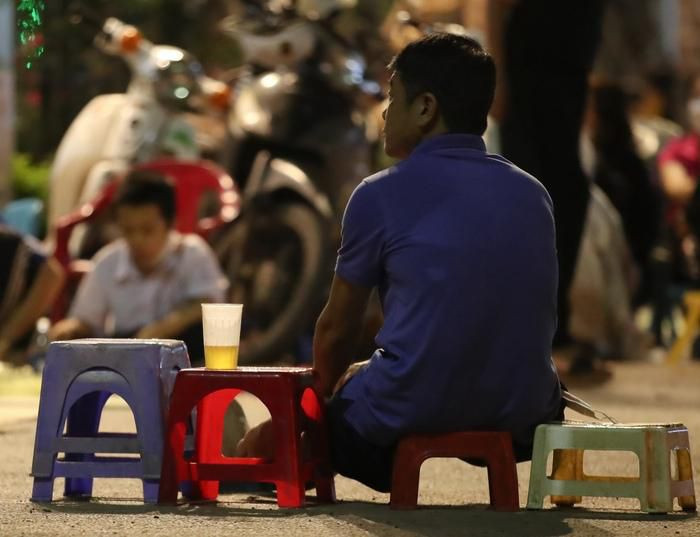 Nhiều người sinh hoạt tại chỗ, uống trà đá "giết" thời gian (Ảnh: Anh Thư)