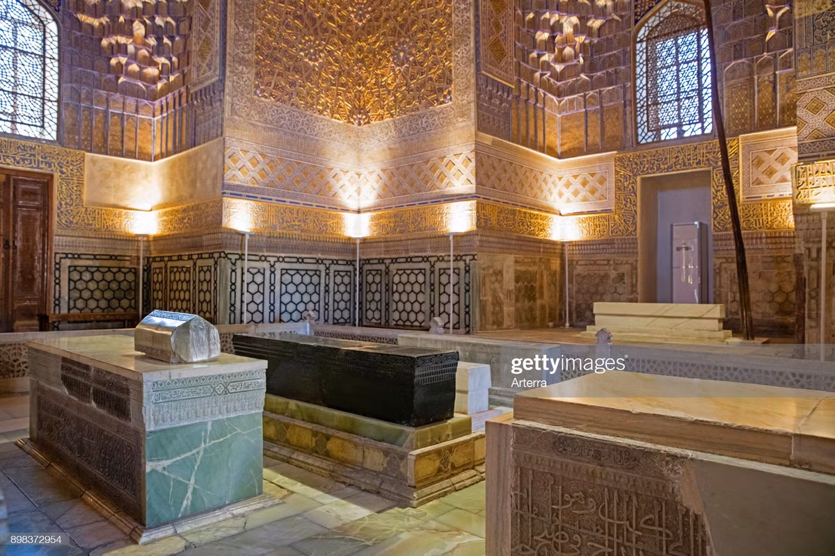 Khi khai quật lăng mộ của Tamerlane vào năm 1941, các nhà khoa học Liên Xô tìm thấy dòng chữ được ghi trên nắp quan tài có nội dung: "Khi ta từ cõi chết trở về, thế giới sẽ lâm nguy".