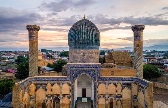 Tương truyền, trước khi qua đời, hoàng đế Tamerlane buông lời nguyền rủa rằng sẽ hủy hoại cuộc sống của kẻ nào dám động vào nơi an nghỉ vĩnh hằng của