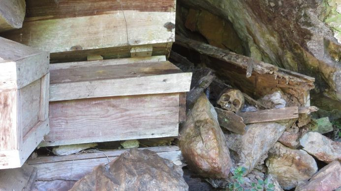 Gia đình sẽ xông khói thi thể bằng một hỗn hợp cây cỏ và thảo mộc để bảo quản nguyên vẹn thi hài người quá cố.