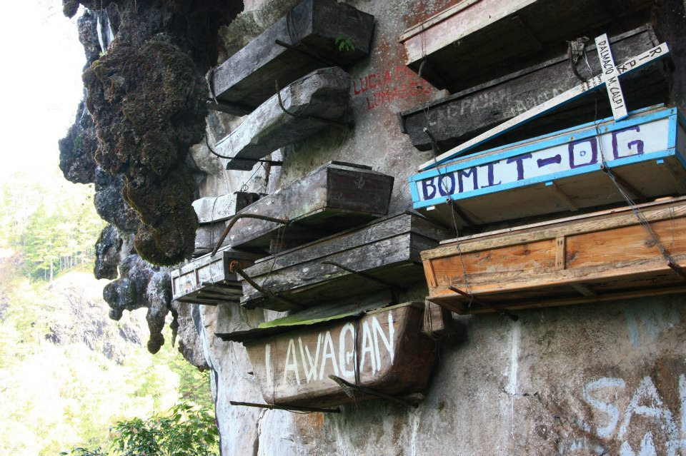 Tiếp đến, con cháu sẽ tổ chức lễ cầu nguyện trong nhiều ngày cho người quá cố. Kết thúc quá trình này, thi hài được đặt vào bên trong quan tài.