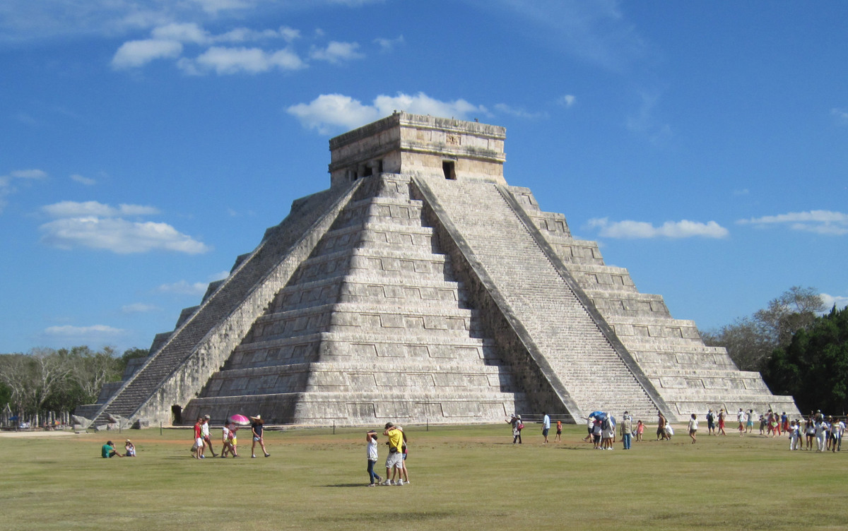 Nền văn minh Maya phát triển ở bán đảo Yucatan của Trung Mỹ, thuộc Đông Nam Mexico, Bắc Guatemala và Honduras ngày nay vào khoảng 2.000 năm trước. Trong thời gian tồn tại, người Maya đạt được nhiều thành tựu lớn ở các lĩnh vực, bao gồm kiến trúc. Các kim tự tháp kỳ vĩ của người Maya khiến hậu thế ngưỡng mộ và tò mò.