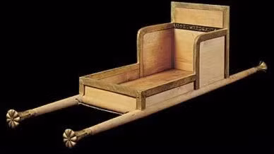 Căn cứ vào các cổ vật được tìm thấy và các chữ khắc trên quan tài, nhóm chuyên gia xác định được danh tính chủ nhân ngôi mộ là Nữ hoàng Hetepetheres.