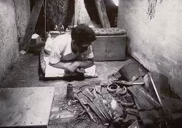 Một năm sau, cuộc khai quật mộ cổ trên mới được nhóm của nhà khảo cổ Reisner chính thức thực hiện. Khi tiến vào bên trong ngôi mộ, các thành viên đoàn khảo cổ không khỏi kinh ngạc khi tìm thấy nhiều món đồ tạo tác bọc vàng. Tuy nhiên, do bên trong ngập nước nên các cổ vật trên bị hư hại không nhỏ.