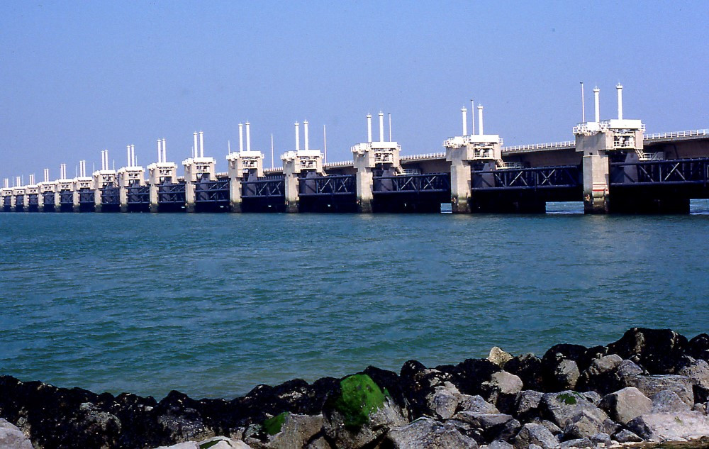 Sau khi hoàn thành, các công trình này giúp bảo vệ các thành phố, làng mạc của Hà Lan không bị ngập lụt khi nước biển dâng cao quá mức hoặc xả nước kịp thời trong những ngày mưa bão.