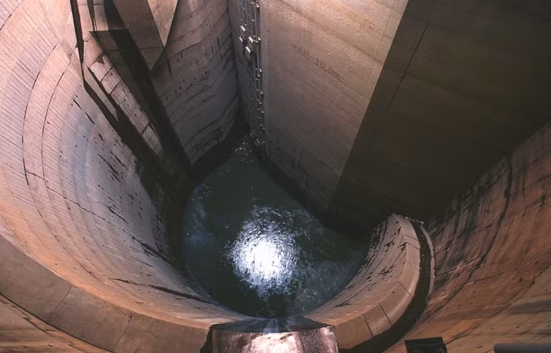 Sau khi hoàn thành, công trình gây ấn tượng khi nằm sâu 50m dưới lòng đất, có 5 trụ chứa cao 75m, rộng 32m. Các trụ chứa này kết nối với nhau bằng hệ thống ống dài 6,3 km và có đường kính 10m.