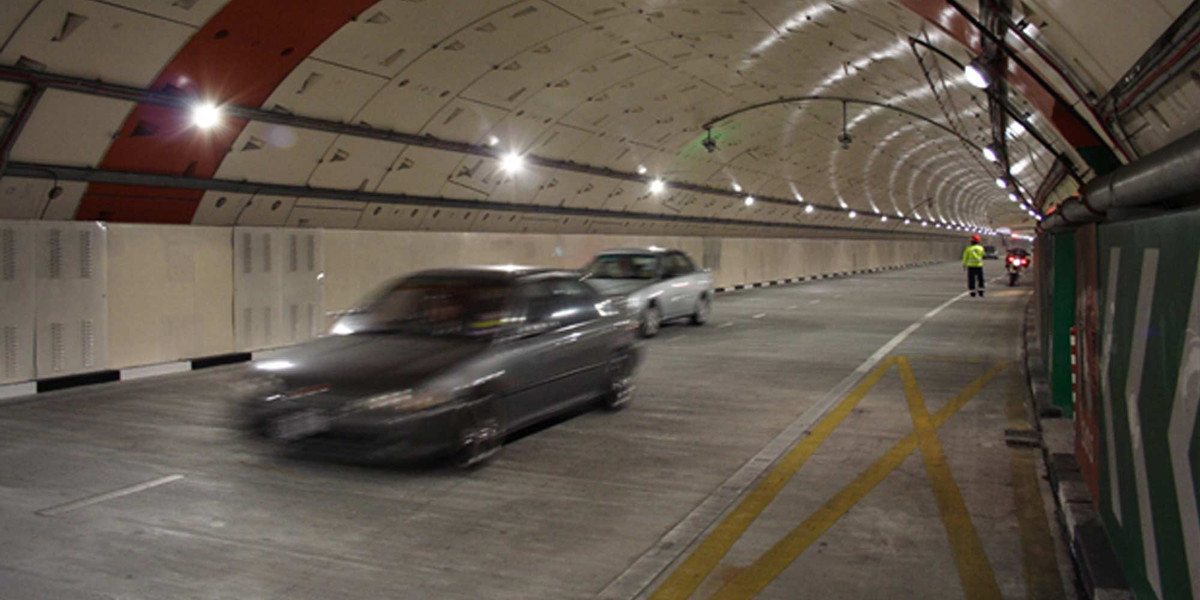 Khi nước sông tràn bờ và gây ngập lụt, đường hầm trên sẽ trở thành một kênh thoát lũ ngay bên dưới những con đường sầm uất người qua lại. Lúc đó, các phương tiện giao thông bị cấm lưu thông. Nhờ có đường hầm này, tình trạng ngập lụt nghiệm trọng ở các tuyến phố trong thành phố Kuala Lumpur không còn xảy ra như trước.