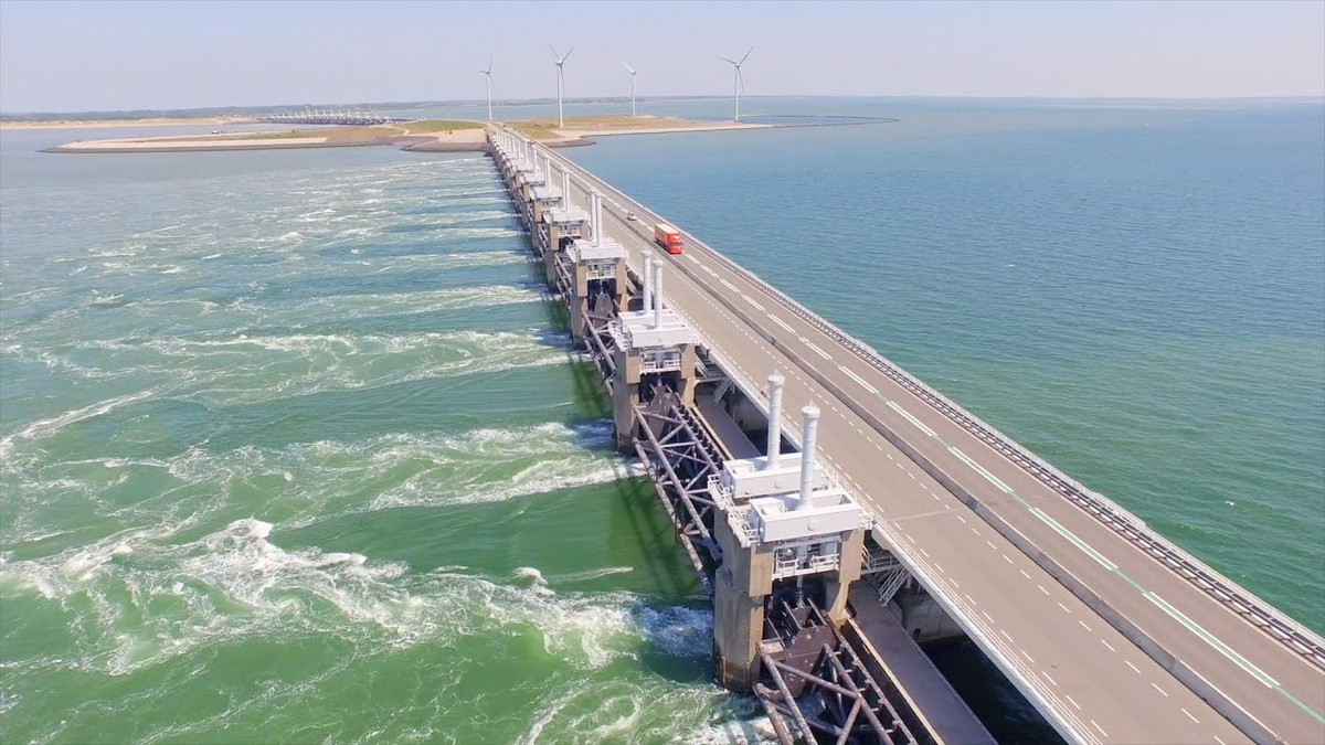 Chính phủ Hà Lan thực hiện công trình chống ngập lụt lớn này từ năm 1954 cho tới những năm 1991. Theo đó, nhiều loại đê, kè chuyên dụng cho biển, sông, hồ, kênh đào... được xây dựng.