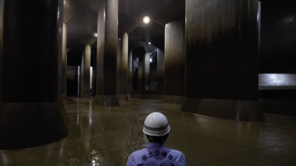 Khi mưa lớn, nước sẽ được dẫn từ các trụ chứa tới bể chứa khổng lồ. Tiếp đến, máy bơm công suất lớn được sử dụng để bơm nước ra sông Endo. Nhờ vậy, đường phố Tokyo và các vùng lân cận không bị ngập lụt nghiêm trọng khi mưa lớn hoặc bão lũ xảy ra.