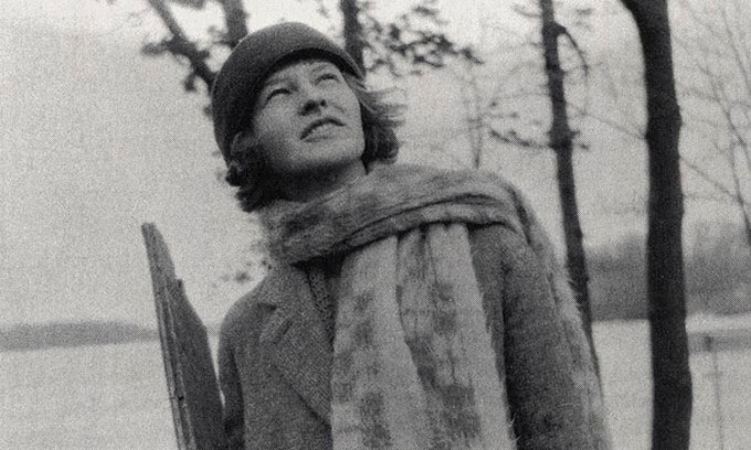 Sinh năm 1902 tại bang Wisconsin, Mỹ, Mildred Fish Harnack lớn lên trong một gia đình người Đức nhập cư. Sau khi tốt nghiệp đại học, bà trở thành giảng viên môn văn học Đức của Đại học Wisconsin-Madison.