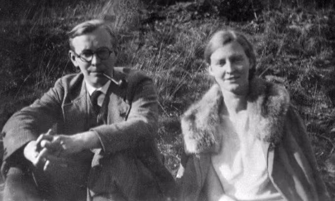 Chính tại ngôi trường này, bà Mildred gặp gỡ và kết hôn với nhà kinh tế học người Đức Arvid Harnack. Đến năm 1929, vợ chồng bà chuyển đến Đức sinh sống. Arvid - chồng của bà Mildred có xuất thân danh giá với nhiều thành viên trong gia đình là giáo viên, luật sư... Vì vậy, vào đầu những năm 1930, ông bắt đầu kết giao với những người thuộc tầng lớp tinh hoa, uyên bác ở Berlin.