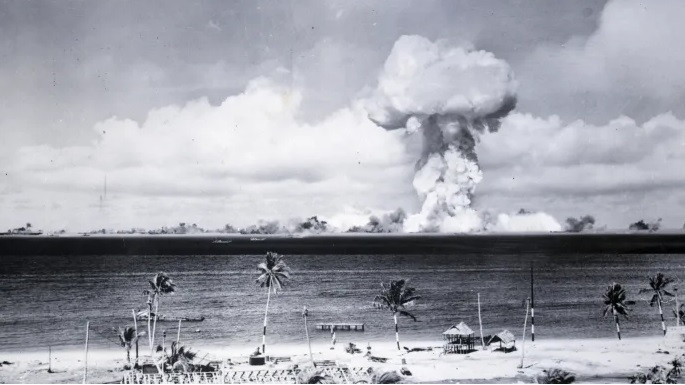 Vụ thử nghiệm vũ khí nguyên tử đầu tiên tại Bikini Atoll được Mỹ tiến hành vào ngày 1/7/1946. Khi ấy, một quả bom nguyên tử nặng 21 kiloton được kích nổ.