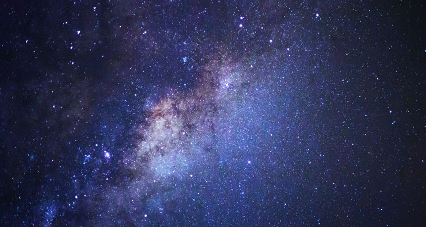 Giáo sư Adam Riess thuộc Viện Khoa học quản lý kính viễn vọng không gian của NASA (STScI) và Đại học Johns Hopkins (Baltimore, bang Maryland) dẫn đầu nhóm nghiên cứu công bố phát hiện quan trọng về vũ trụ trên trong một thông cáo báo chí.