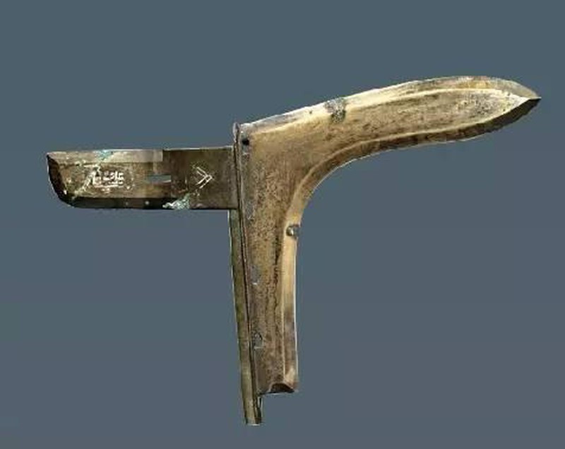 Cụ thể, các chuyên gia tìm được nhiều mũi tên, mũi giáo, kiếm đồng của binh sĩ thuộc quân đội nhà Tần sử dụng. Dù bị chôn vùi dưới lòng đất hơn 2.000 năm nhưng số vũ khí này không bị hoen rỉ.