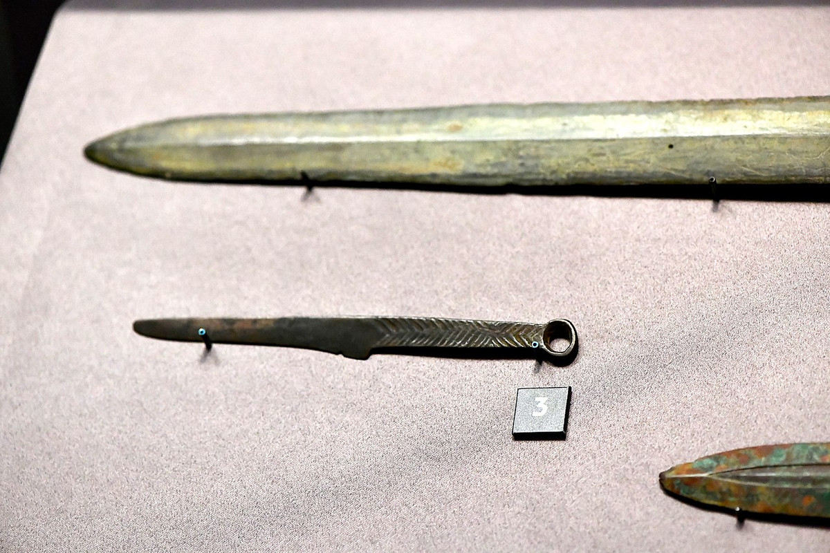 Nguyên do là bởi các loại kiếm, thương và kích được tìm thấy trong lăng mộ của Tần Thủy Hoàng đều được chế tạo từ loại hợp kim đồng có hàm lượng thiếc cao. Thêm nữa, số vũ khí này được bảo quản trong môi trường thích hợp dưới lòng đất.