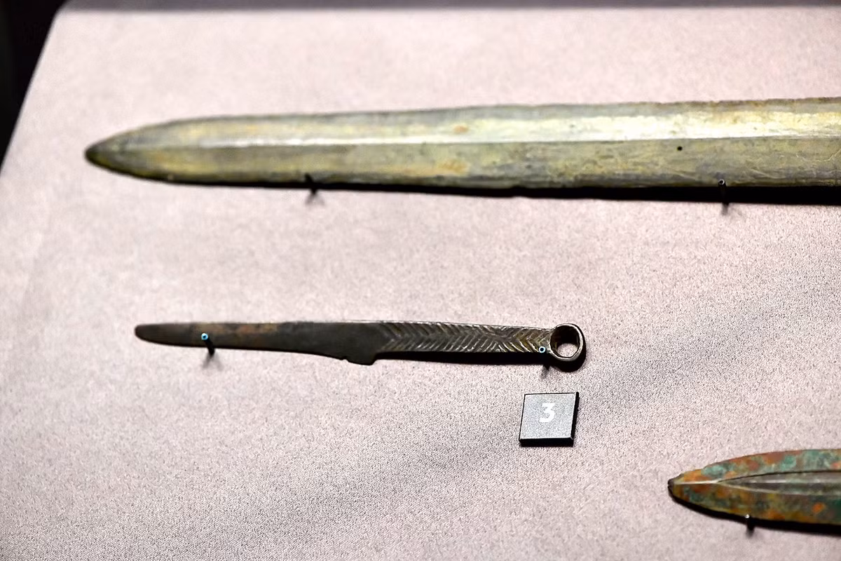 Nguyên do là bởi các loại kiếm, thương và kích được tìm thấy trong lăng mộ của Tần Thủy Hoàng đều được chế tạo từ loại hợp kim đồng có hàm lượng thiếc cao. Thêm nữa, số vũ khí này được bảo quản trong môi trường thích hợp dưới lòng đất.