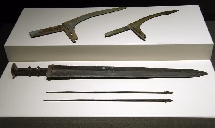 Vì sự ngẫu nhiên đó nên vũ khí trong lặng mộ vua Tần được bảo quản rất tốt và có thể gây ra các vết thương nếu các thành viên trong đoàn khảo cổ vô tình chạm vào.