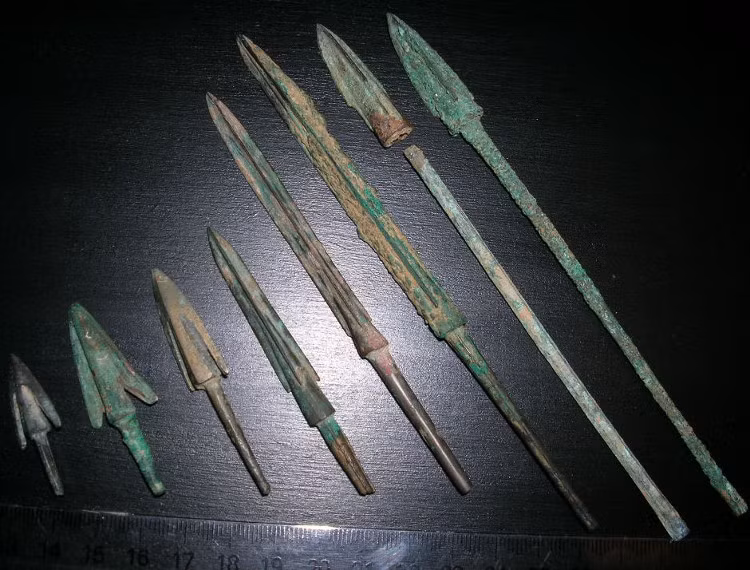 Kết quả kiểm tra của các chuyên gia cho thấy số vũ khí được tìm thấy trong lăng mộ của Tần Thủy Hoàng có phủ một lớp crôm ở bề mặt. Lớp crôm này được người thợ rèn kiếm thời xưa tạo ra một cách ngẫu nhiên.