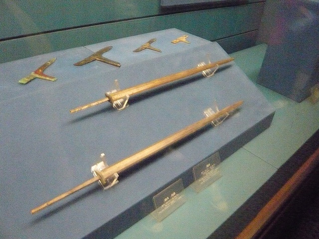 Lớp crôm được tìm thấy trên bề mặt vũ khí bằng đồng cũng đến từ lớp sơn mài giàu crôm trên bề mặt tượng binh sĩ đất nung. Nhờ vậy, lớp crôm trên các vũ khí không được sử dụng để bảo quản ngay từ đầu.