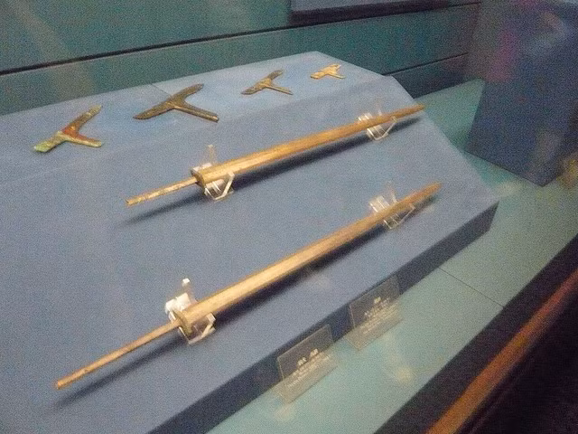 Lớp crôm được tìm thấy trên bề mặt vũ khí bằng đồng cũng đến từ lớp sơn mài giàu crôm trên bề mặt tượng binh sĩ đất nung. Nhờ vậy, lớp crôm trên các vũ khí không được sử dụng để bảo quản ngay từ đầu.