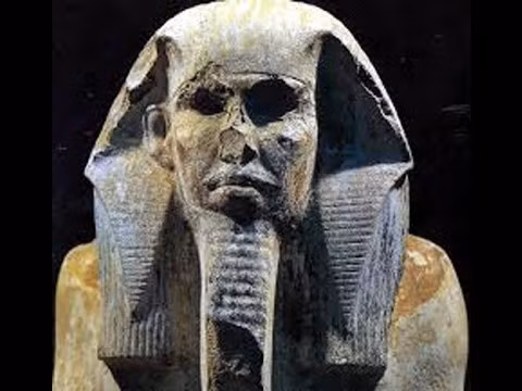 Với thói quen này, pharaoh Pepi II tốn rất nhiều mật ong để xua đuổi ruồi không làm phiền mình trong suốt nhiều thập kỷ.