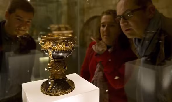 Sau nhiều thế kỷ, vào khoảng năm 1050, Hoàng gia Ai Cập tặng Chén Thánh quý giá cho nhà vua Tây Ban Nha như lời cảm ơn vì đã giúp người dân Ai Cập vượt qua nạn đói.