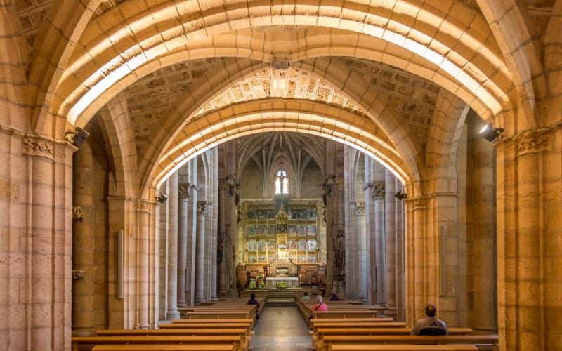 Ngoài nhà thờ San Isidoro, một vài địa điểm khác trên thế giới tự nhân là đang sở hữu Chén Thánh huyền thoại như làng Weston-under Penyard, ngoại ô Herefordshire, Anh.