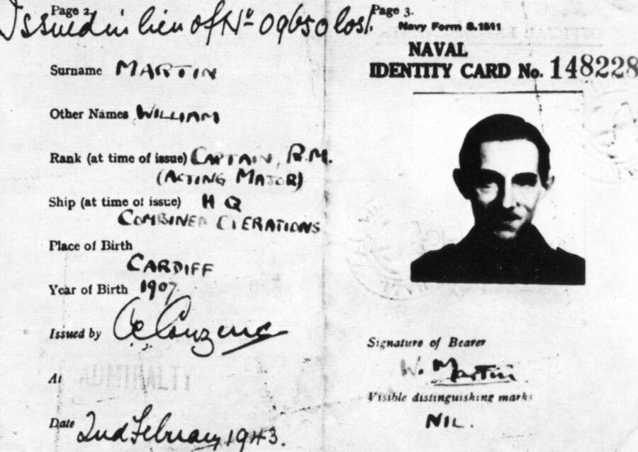 Vào một ngày mùa Xuân năm 1943, thi thể mặc quân phục Anh cùng một cặp tài liệu được người dân phát hiện trôi dạt vào bờ biển Huelva, Tây Ban Nha. Sau đó, người dân thông báo cho giới chức địa phương và thông tin này nhanh chóng tới tai các điệp viên của phát xít Đức.