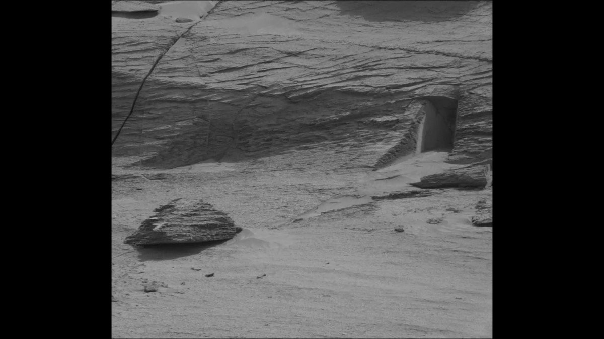 Bức ảnh chụp tại sao Hỏa vào ngày 7/5 do tàu thám hiểm tự hành Curiosity của NASA thực hiện nhận được sự quan tâm lớn của công chúng. Nguyên do là bởi nhiều người nhận thấy một cấu trúc kỳ lạ trông giống cánh cửa dẫn vào nhà của người ngoài hành tinh.