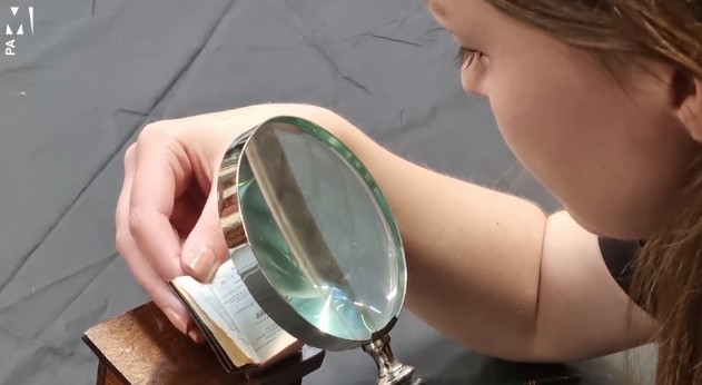 Không chỉ có cơ hội xem cuốn Kinh Thánh nhỏ xíu này, bất cứ ai có manh mối về nguồn gốc của nó có thể cung cấp cho thư viện để giải mã bí ẩn này.