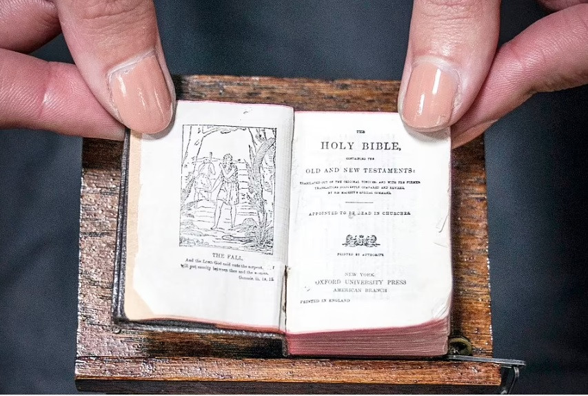 Tuy nhiên, cuốn Kinh Thánh có kích thước tương đương đồng xu không được nhiều người chú ý đến. Chỉ một số học giả, nhà nghiên cứu quan tâm đến món đồ cổ xưa này.