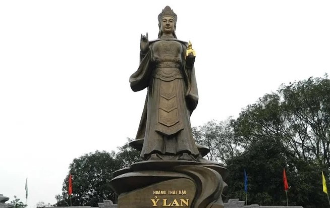 Theo sử sách, Nguyên phi Hoàng Thái hậu Ỷ Lan từng 2 lần nhiếp chính, giúp vua đánh thắng giặc. Không những vậy, bà giữ nghiêm phép nước, trừng trị bọn lộng quyền, tham nhũng... Do đó, bà được vua khen ngợi, các quan trong triều khâm phục, xưng tụng là “Lý Đại Mẫu nghi.